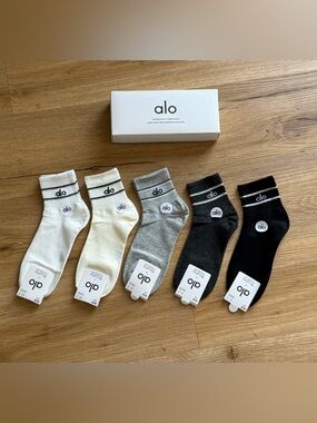 ALO Yoga Women's Ankle Socks - White, Cream, Gray, Charcoal, Black (5 Pair)